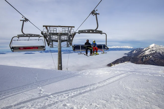 Sproščanje ukrepov med občinami je prineslo tudi smučarje na Krvavec. 15. 12. 2020 FOTO:&nbsp;Voranc Vogel/DELO
