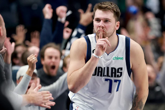 Luka Dončić je po zmagoviti trojki položil prst na usta. FOTO: Tom Pennington/AFP