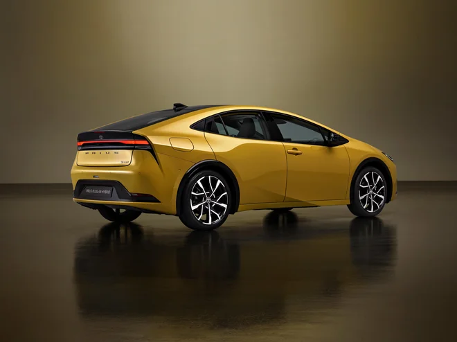 Prius je dolg 4,6 metra, zunanje linije so bolj elegantne kot doslej. FOTO: Toyota
