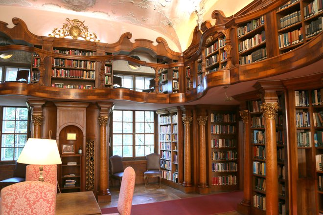 Prizore iz knjižnice in številne druge so posneli v dvorcu Leopoldskron v predmestju Salzburga. FOTO: Milan Ilić
