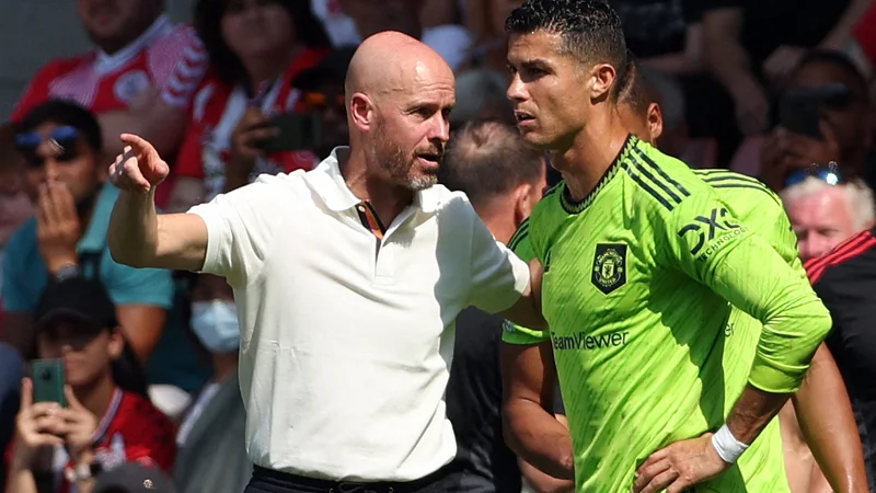 Fotografija: Cristiano Ronaldo je po odkritem intervjuju, v katerem ni našel lepih besed za trenerja Erika Ten Haga, že preteklost Manchester Uniteda. V Katarju pa bo še zadnjič igral na mundialih. FOTO: Adrian Dennis/AFP