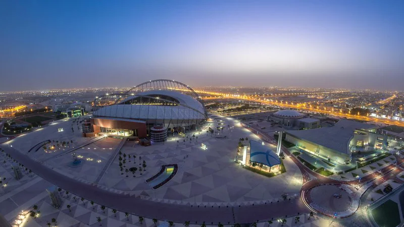 Fotografija: Stadion, ki se nahaja 10 kilometrov od središča Dohe in je del območja Aspire, je zasnoval arhitekt Dar Al-Handasah. FOTO: Kirill Neiezhmakov, Shutterstock
