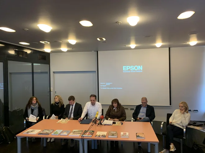 Na tiskovni konferenci so bili Nataša Čebular, Helena Kraljič, Branko Kidrič, Vladimir Kukavica, Tanja Tuma, Miha Kovač in Barbara Čeferin.

FOTO: Andrej Predin
