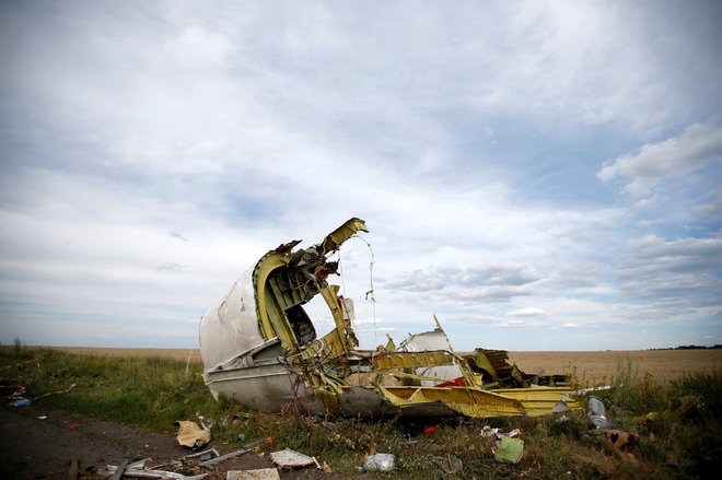 Ostanki malezijskega letala, ki je bilo 17. julija 2014 sestreljeno nad vzhodno Ukrajino. Foto: Maxim Zmeyev/Reuters
