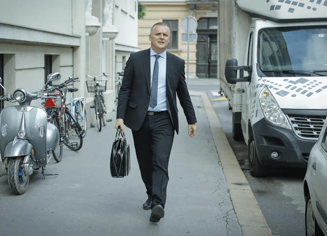 Vlada je po besedah ministra za infrastrukturo Bojana Kumra sprejela tri sklepe. FOTO: Jože Suhadolnik/Delo
