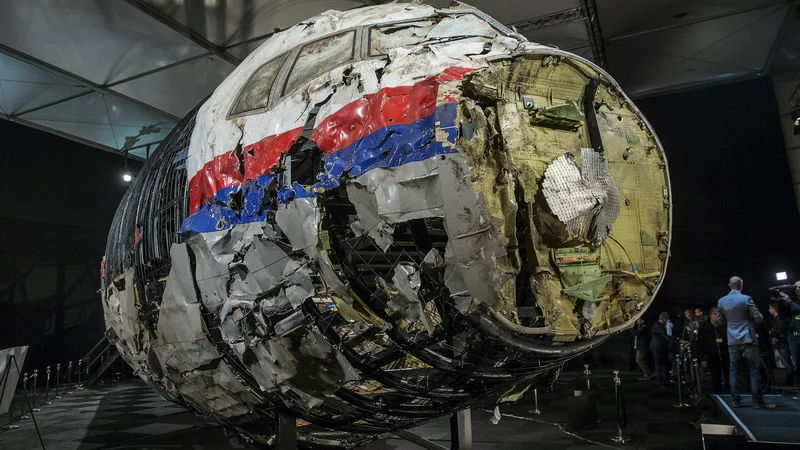 Fotografija: Letalo družbe Malaysia Airlines, ki je bilo na poti iz Amsterdama v Kuala Lumpur, je bilo sestreljeno 17. julija 2014. FOTO: Michael Kooren/Reuters Pictures