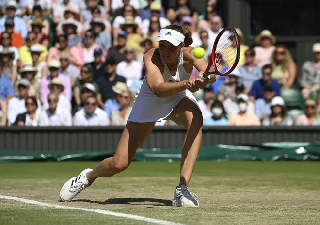 V Wimbledonu je moralo biti do zdaj spodnje perilo igralk bele barve. FOTO: Toby Melville/Reuters
