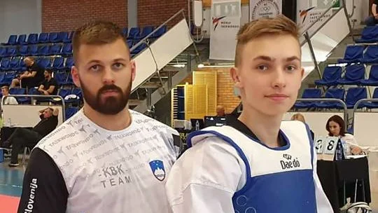Fotografija: Lin Kovačič (desno) se je na SP prebil do drugega kroga. FOTO: facebook