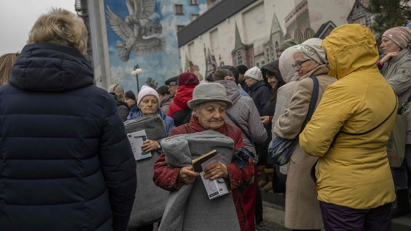 Fotografija: Prebivalci ukrajinskega mesta Herson so prejeli humanitarno pomoč, med drugim odeje in svetilke. FOTO: Bulent Kilic/AFP
