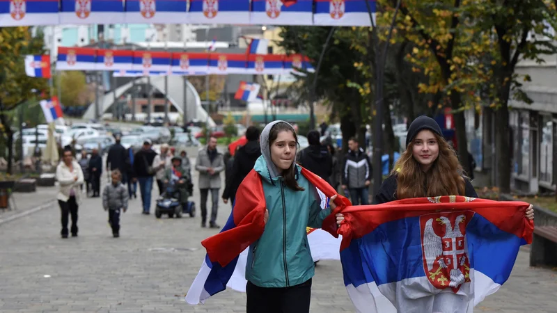 Fotografija: Varnostni strokovnjak iz Prištine Agim Musliu ocenjuje, da je zaplet s tablicami srbska politika spretno izrabila kot izgovor za umik pripadnikov srbskega naroda iz kosovskih institucij. FOTO: Laura Hasani/Reuters
