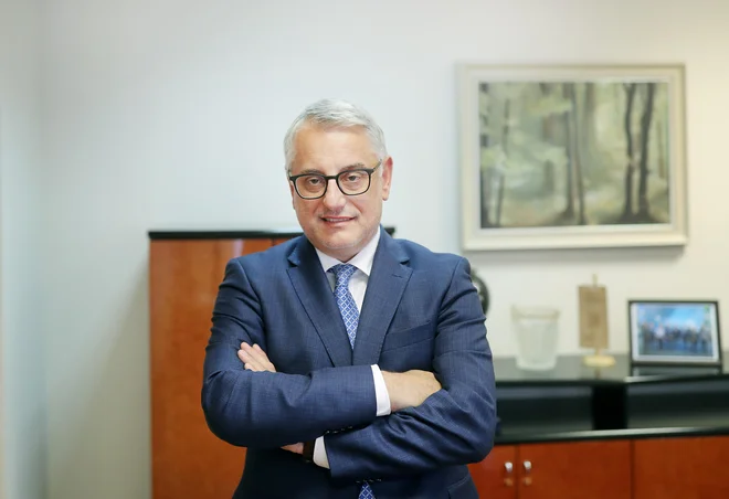 Matjaž Han je v intervjuju govoril tudi o kadrovanju, turizmu in upravljanju državnih hotelov, dobrih novicah glede Revoza, reševanju smučišča Kanin, nacionalnem letalskem prevozniku  ...FOTO: Blaž Samec/Delo
