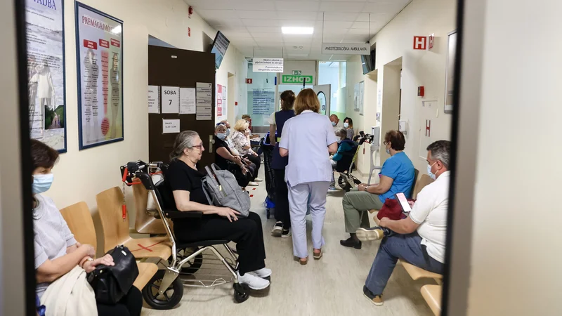Fotografija: Starejši pacienti so pogosto prišli v stik z ambulanto osebnega zdravnika le s pomočjo sorodnikov, ki so računalniško pismeni. FOTO: Črt Piksi/Delo