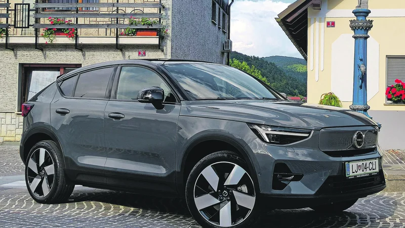 Fotografija: Volvo C40 recharge je kupejevski XC40 z električnim pogonom, ki ga spredaj izdaja pokrita maska hladilnika. FOTO: Boštjan Okorn
