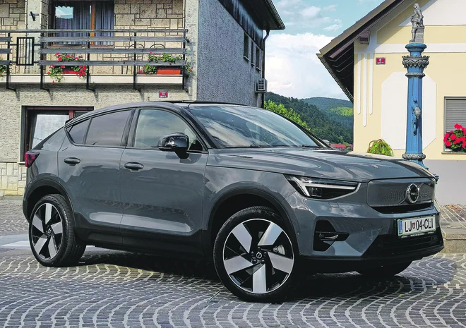 Volvo C40 recharge je kupejevski XC40 z električnim pogonom, ki ga spredaj izdaja pokrita maska hladilnika. FOTO: Boštjan Okorn
