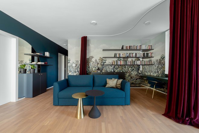 Ambient stanovanja soustvarjajo tapete, temne barve in izbrani materiali. FOTO: Blaž Gutman
