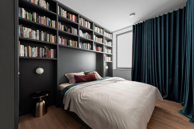 V stanovanju ni televizije, je pa veliko knjig, ki soustvarjajo ambient osrednjega prostora in spalnice. FOTO: Blaž Gutman
