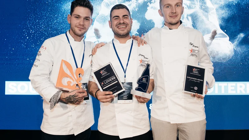 Fotografija: Grigoris Kikis (v sredini), zmagovalec regionalnega tekmovanja jugovzhodne Evrope in Sredozemlja, desno slovenski chef Žiga Koprivc, dobitnik nagrade S. Pellegrino za družbeno odgovornost, levo Ivan Tartaro, dobitnik nagrade Acqua Panna za povezanost v gastronomiji Foto Ivan Dimnjaković/Vedran Metelko