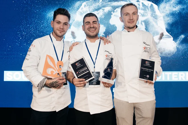 Grigoris Kikis (v sredini), zmagovalec regionalnega tekmovanja jugovzhodne Evrope in Sredozemlja, desno slovenski chef Žiga Koprivc, dobitnik nagrade S. Pellegrino za družbeno odgovornost, levo Ivan Tartaro, dobit­nik nagrade Acqua Panna za povezanost v gastronomiji Foto Ivan Dimnjaković/Vedran Metelko