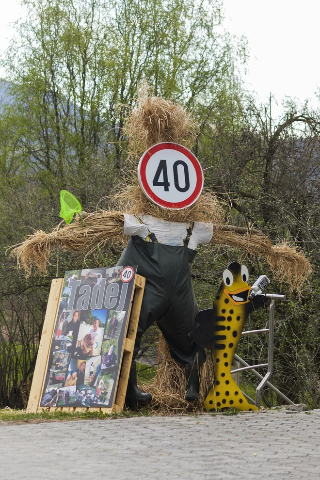 Rojstnodnevni mlaji, prometni znaki, transparenti, plakati in podobne pogruntavščine so postali pomemben del praznovanja predvsem v ruralnem okolju. FOTO: Lucija Rosc
