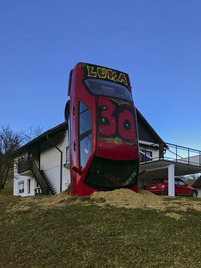 Rojstnodnevni mlaji, prometni znaki, transparenti, plakati in podobne pogruntavščine so postali pomemben del praznovanja predvsem v ruralnem okolju. FOTO: Lucija Rosc
