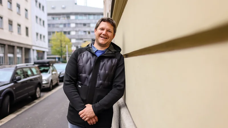 Fotografija: Prva novica bi morala govoriti o znanstveniku, ki je odkril novo zdravilo, ali o pisatelju, ki je napisal vrhunsko knjigo, ampak ne dobita pozornosti, ker ta pripade politikom, meni Reberšak. FOTO: Črt Piksi/Delo