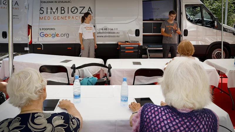 Fotografija: S prilagojeno potujočo učilnico Simbioza Mobiln@ po Sloveniji učijo, kako uporabljati digitalne tehnologije. FOTO: Jože Suhadolnik/Delo