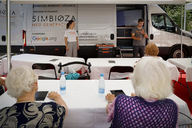 S prilagojeno potujočo učilnico Simbioza Mobiln@ po Sloveniji učijo, kako uporabljati digitalne tehnologije. FOTO: Jože Suhadolnik/Delo
