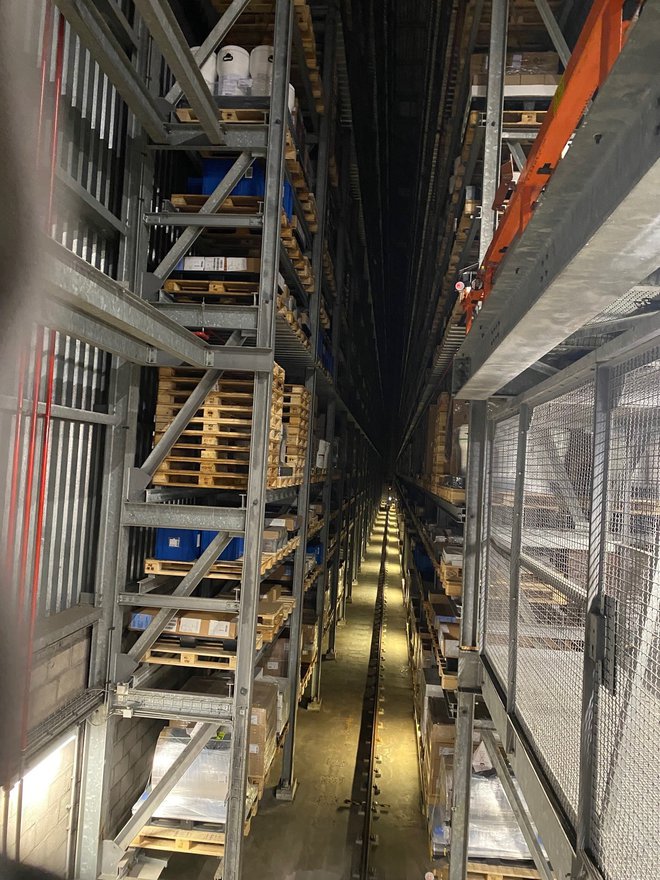 Skladišče, v katerem je 17.000 palet, meri 36 metrov v višino. V njem je delo avtomatizirano. FOTO: MSD
