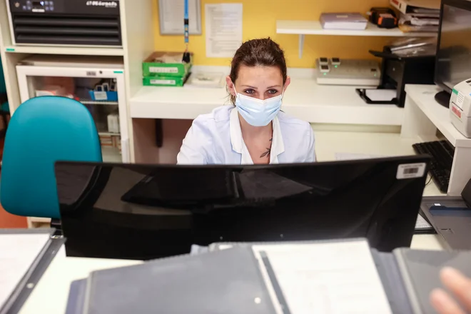 Zakon o zdravstveni dejavnosti določa, da ima pravico do vpogleda v medicinske podatke pacient sam in pacientov osebni zdravnik, ki je avtor teh podatkov in hkrati varuh pacientove dokumentacije. FOTO ČRT PIKSI
