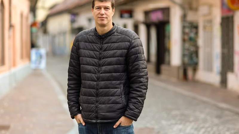 Fotografija: Njegov roman Đorđić se vrača (gre za nadaljevanje prvenca Čefurji raus!) je bil letos nominiran za nagradi kritiško sito in kresnik. FOTO: Črt Piksi/Delo
