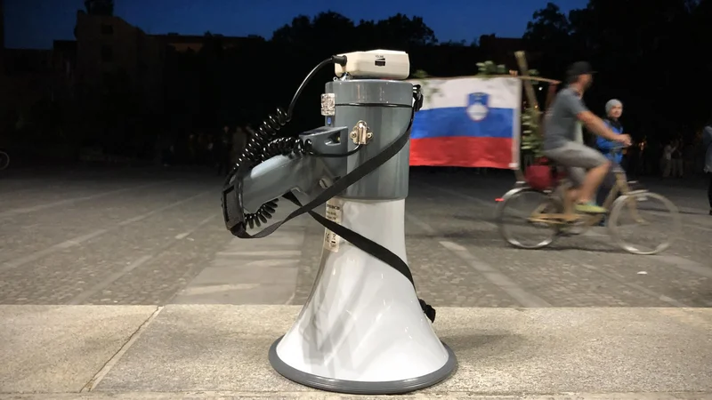 Fotografija: Tako so protestniki in kolesarji na Trgu republike izkazovali nestrinjanje s politiko prejpšnje vlade. Ali njen duh še vedno živi in vlada? FOTO: Jure Eržen/Delo