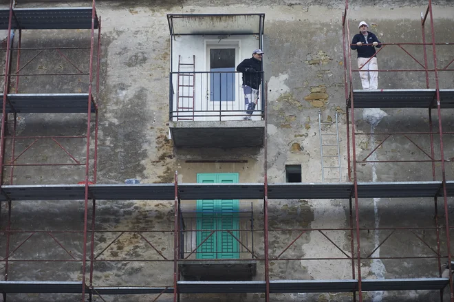 Kaže, da bo treba na podatke, za koliko se bo dvignila minimalna plača, počakati še najmanj nekaj tednov. FOTO: Primož Zrnec
