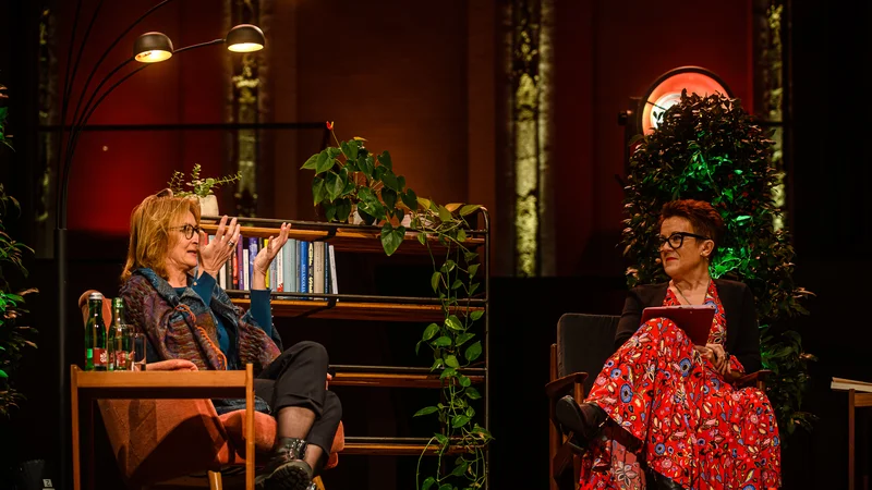 Fotografija: Alenka Zupančič in Rosie Goldsmith sta na uvodnem večeru Evropskih dnevov literature na odru nekdanje minoritske cerkve v Kremsu ob Donavi razpravljali o krizi in komičnem.
FOTO: Sascha Osaka