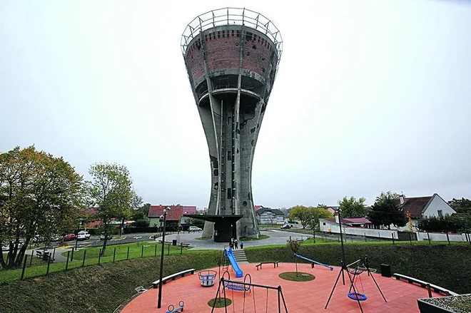 Nedavno obnovljeni 50 metrov visoki vodni stolp še vedno kaže 640 ran, nastalih med obstreljevanjem v letih krvave balkanske morije. FOTO: Vlado Kos/Cropix
