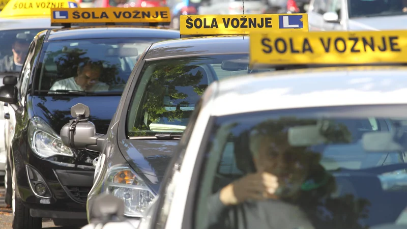 Fotografija: Kandidati z inštruktorjem vožnje v povprečju prevozijo od 30 do 40 ur. Foto Tomi Lombar