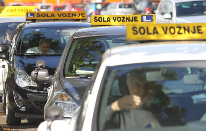 Kandidati z inštruktorjem vožnje v povprečju prevozijo od 30 do 40 ur. Foto Tomi Lombar
