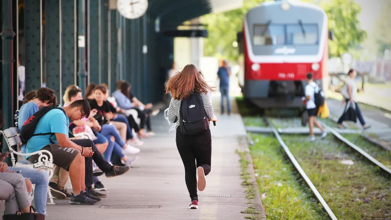 Fotografija: Za občutek, na Kitajskem nas vlak iz Pekinga pripelje do približno 1400 km oddaljenga Šanghaja v 4,5 ure.  FOTO: Jure Eržen/delo
