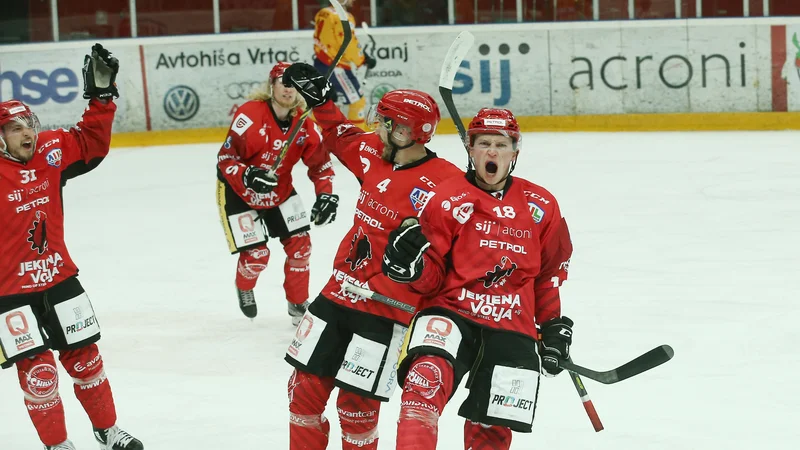 Fotografija: Jeseniški hokejisti so uspešno štartali v turnir v Cardiffu. FOTO: Jože Suhadolnik/Delo
