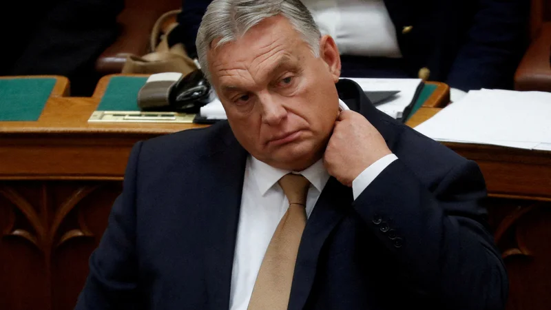 Fotografija: Danes se bo iztekel rok za vpeljavo 17 ukrepov, ki jih je od vlade Viktorja Orbána zahtevala evropska komisija, ko je predlagala zamrznitev 7,5 milijarde evrov iz programov kohezijske politike za Madžarsko. FOTO: Bernadett Szabo/Reuters