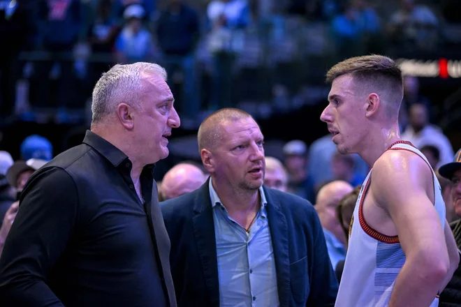 Saša Dončić (levo), oče Luke Dončića, in predsednik Košarkarske zveze Slovenije Matej Erjavec sta dopolnila slovenski večer v Dallasu. FOTO: Jerome Miron/Usa Today Sports
