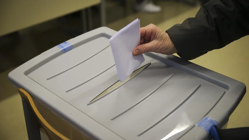Za kršitve volilnega molka so predvidene globe od 700 do 3000 evrov za organizatorja volilne kampanje, od 300 do 600 evrov za odgovorno osebo organizatorja volilne kampanje, od 250 do 500 evrov za pravno osebo ter od 150 do 250 evrov za posameznika. FOTO:&nbsp;Jože Suhadolnik/Delo
