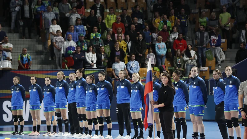 Fotografija: Slovenske rokometašice so dale od sebe vse, da bi navdušile navijače. FOTO: Leon Vidic