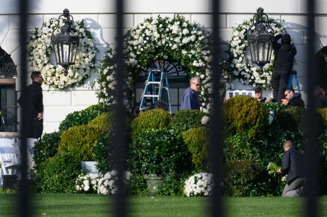 Belo hišo so okrasili z rožami. Foto Mandel Ngan/Afp
