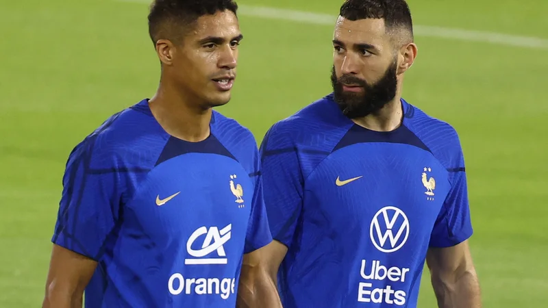 Fotografija: Raphael Varane in Karim Benzema med treningom. FOTO: Kai Pfaffenbach/Reuters
