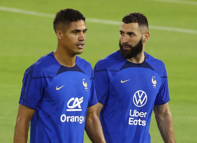 Raphael Varane in Karim Benzema med treningom. FOTO: Kai Pfaffenbach/Reuters