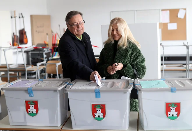 Zoran Janković na volišču s soprogo Mijo. FOTO: Blaž Samec/Delo
