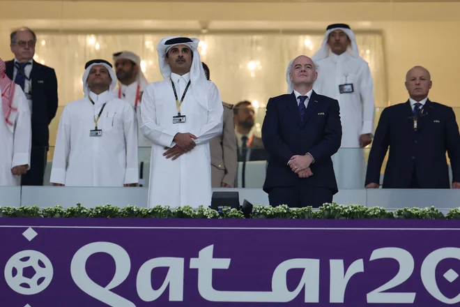 Katarski emir šejk Tamim bin Hamad al-Thani in predsednik Fife Gianni Infantino. FOTO: Karim Jaafar/AFP
