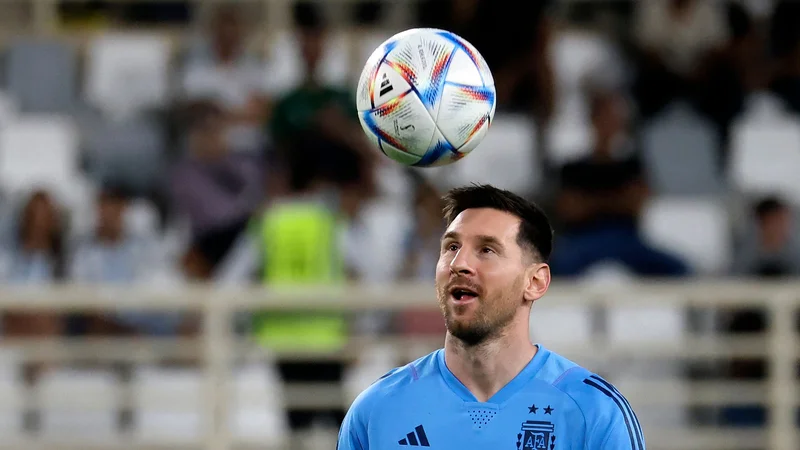 Fotografija: Argentinski nogometni zvezdnik Lionel Messi se bo občinstvu na svetovnem prvenstvu v Katarju prvič predstavil jutri, ko bo skušal s soigralci potrditi vlogo favoritov proti reprezentantom Savdske Arabije. FOTO: Karim Sahib/AFP