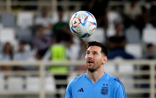 Argentinski nogometni zvezdnik Lionel Messi se bo občinstvu na svetovnem prvenstvu v Katarju prvič predstavil jutri, ko bo skušal s soigralci potrditi vlogo favoritov proti reprezentantom Savdske Arabije. FOTO: Karim Sahib/AFP
