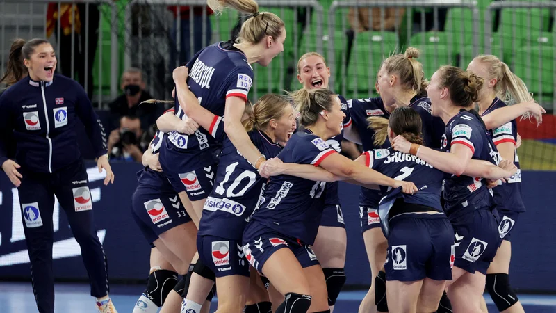 Fotografija: Norvežanke so spet potrdile primat. FOTO: Borut Živulović/Reuters